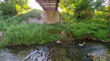 Köprünün yüzeyi, yüzeyde pürüzlü olan dayanıklı plastikten yapılmış bir ızgaradan yapılmıştır. Böylece yağmurda bile kaymaz. Biraz şeffaf.