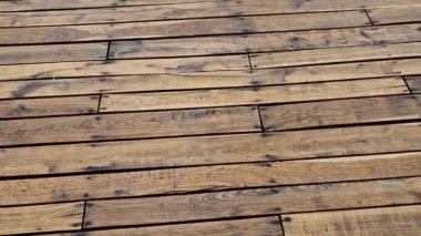 Terasın yağlı boyayla doldurulması. Boyamadan önce ve uygulamadan sonra renk değişir. Tahtaların parlak ve parlak bir yapısı var ve tahtanın yapısı vurgulanıyor. hava koruması