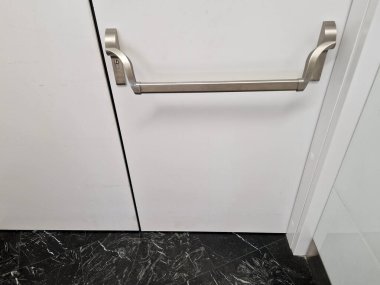 Romatizma, sindirim, kek için robarb, çay kurutmak için romatizma ve alkollü içecekler için aromatik otlar içeren ev yapımı şifalı bahçeler. Meşe ağaçlarıyla çevrili normal, yükseltilmiş çiçek yatakları.