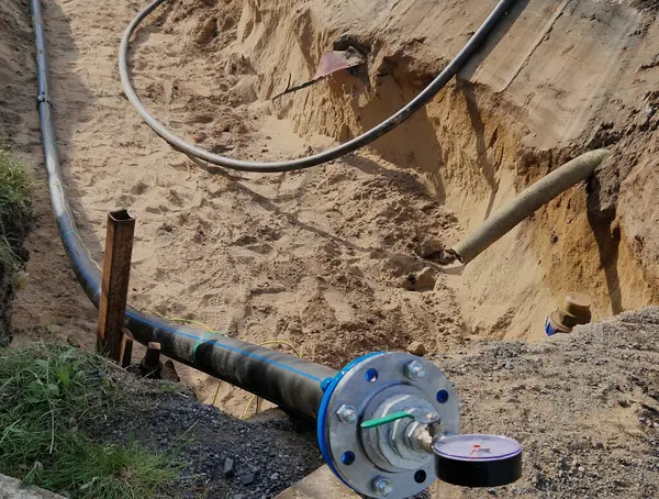 Su kaynaklarının tamiri, derin kazılarda gaz bağlantısı. Boru paslanmış ve ana su mührü var. Kazı duvarlarında işçinin dolgularına karşı delikler açmak. tesisat 