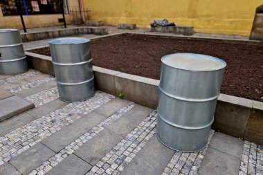 Evsizlik, uyuşturucu ve alkol şehrin imajına zarar veriyor eğer bu insanlar tarihi çekici yaya bölgesindeki şehir merkezlerini ararlarsa.