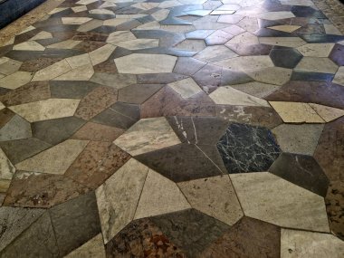 Eski taş kaldırım taşları yayaların tabanları tarafından cilalanır. Bazı taşlar zemindir ve diğerleri direnmiş ve karenin yüzeyinden yükselmişlerdir.