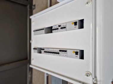 Elektrik kabloları tamamlanmadan önce iç mekan. Bireysel cihazlar ve odalar için devreler çeşitli akım kapasitelerinde elektrik şalterleri olan bir santral kutusuna bağlıdır. 