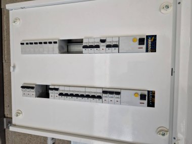 Elektrik kabloları tamamlanmadan önce iç mekan. Bireysel cihazlar ve odalar için devreler çeşitli akım kapasitelerinde elektrik şalterleri olan bir santral kutusuna bağlıdır. 