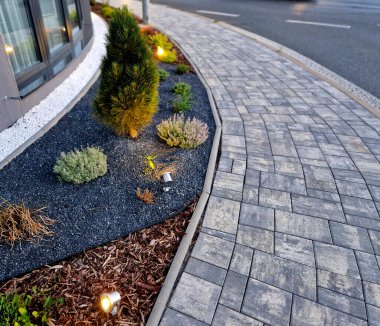 Yatakların kıvrımları ve uzun ömürlü yatağın farklı türdeki saman örtüsü yansıtıcılarla tek tek ağaçları, eğrileri ve kıvrımları aydınlatıyor.