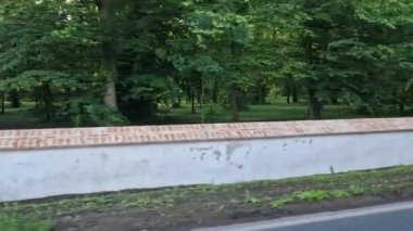 Şoför, yağmura karşı tuğladan çatılı taş bir duvarla çevrili kalenin etrafında dolanıyor. Beyaz alçı bir duvarın etrafında hareket eden kamera, oyun rezervi