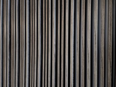 Duvarları, aralarındaki boşluklarla birlikte dikey kaplamalı kontrplak levhalarıyla kaplamak ahşap bir dokuyla gürültüyü emer.