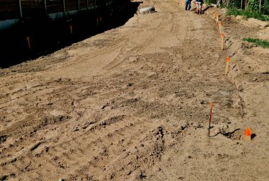 Yapı çalışmalarını belirlemek, alandaki yerini, hedeflenen büyüklüğünü ve şeklini işaretlemek anlamına gelir. Bunu yaparken, projektörün mekansal konumu gözlemlenmelidir.