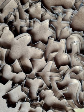 Paslanmaz çelikten yapılmış çeşitli şekillerde kurabiye kesiciler hamuru istenen şekle soktu. Noel, araba, kamyon için yemek pişirme veya tatlı gıda fabrikası.