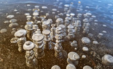 Buzun içindeki dondurucu hava kabarcıkları gölün dibindeki çamurdan çıkan gazların kademeli olarak serbest bırakılmasıyla oluşmuştur. Suyun uzaysal yapısının rüya gibi manzarası