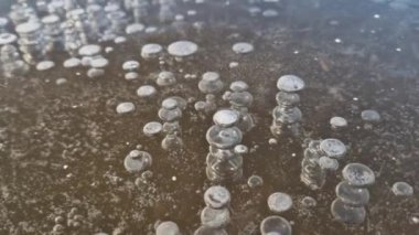 Buzun içindeki dondurucu hava kabarcıkları gölün dibindeki çamurdan çıkan gazların kademeli olarak serbest bırakılmasıyla oluşmuştur. Suyun uzaysal yapısının rüya gibi manzarası