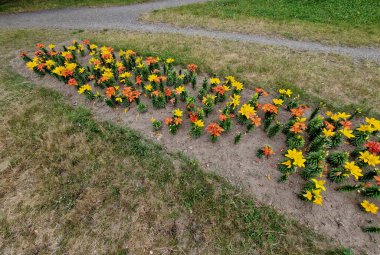 Şeritlerin içine doğrudan çimlerin üzerine yerleştirilmiş ampuller. Süslü bir park için ucuz ve etkili bir çözüm. Zambak