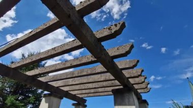 Dağlarda beton pergola.