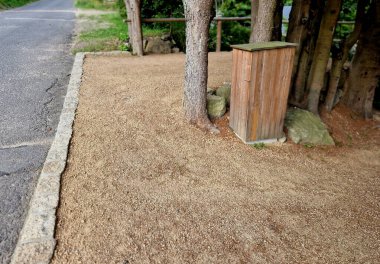 birleşik devre kesici kutusu ve ana güç anahtarı. Aksi takdirde teknik görünümlü bina kapısı olan ahşap bir kabinde saklanabilir. Kulübenin yakınındaki dağlarda.