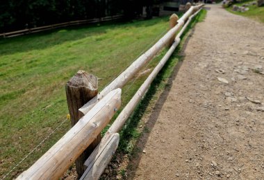 Kaba yontulmuş kütüklerden otlakların çitleri. Direğe olan bağlantı bir ip kullanılarak yapılır. İp, kirişleri delinmiş delikten tutuyor. Çivisi olmayan basit bir çalı çözeltisi