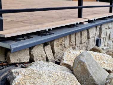 Kaldırımın altındaki düzeltilebilir hedef terasın çok basit ve hızlı kurulumunu sağlar. Üssün büyük çapı büyük bir istikrar sağlar.,