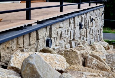 Kaldırımın altındaki düzeltilebilir hedef terasın çok basit ve hızlı kurulumunu sağlar. Üssün büyük çapı büyük bir istikrar sağlar.,