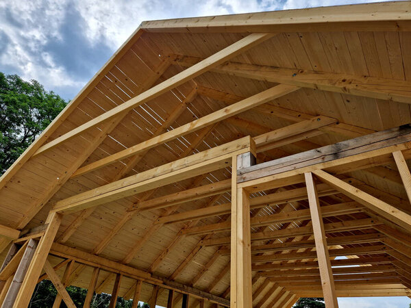 Расширение семейного дома, современная кубическая форма с плоской крышей и большими окнами и террасой. деревянная рама, на которой будет изоляция и облицовка. экологические дома