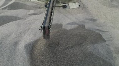 Kumu çakıl ve çakıl taşlarından ayırmak için ayrılık çizgisi. Taşıyıcı inşaat alanına veya beton fabrikasına taşınmak için büyük kümeler döker