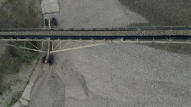 Kumu çakıl ve çakıl taşlarından ayırmak için ayrılık çizgisi. Taşıyıcı inşaat alanına veya beton fabrikasına taşınmak için büyük kümeler döker