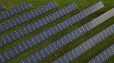 Yakut çekirdeği tarlasında fotovoltaik enerji santrali. Kimyasal teknoloji ürünleri ve yenilenebilir güneş enerjisinin silikon güneş panelleri yan yana dizildi. Manzaranın parçalanması ve parlak yüzeyler 