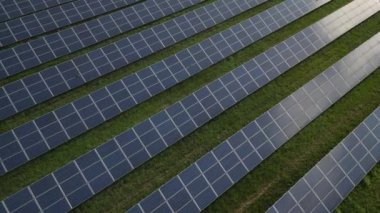 Yakut çekirdeği tarlasında fotovoltaik enerji santrali. Kimyasal teknoloji ürünleri ve yenilenebilir güneş enerjisinin silikon güneş panelleri yan yana dizildi. Manzaranın parçalanması ve parlak yüzeyler 