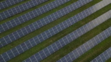 Yakut çekirdeği tarlasında fotovoltaik enerji santrali. Kimyasal teknoloji ürünleri ve yenilenebilir güneş enerjisinin silikon güneş panelleri yan yana dizildi. Manzaranın parçalanması ve parlak yüzeyler 