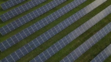 Yakut çekirdeği tarlasında fotovoltaik enerji santrali. Kimyasal teknoloji ürünleri ve yenilenebilir güneş enerjisinin silikon güneş panelleri yan yana dizildi. Manzaranın parçalanması ve parlak yüzeyler 