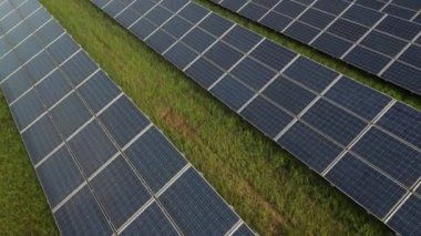 Yakut çekirdeği tarlasında fotovoltaik enerji santrali. Kimyasal teknoloji ürünleri ve yenilenebilir güneş enerjisinin silikon güneş panelleri yan yana dizildi. Manzaranın parçalanması ve parlak yüzeyler 