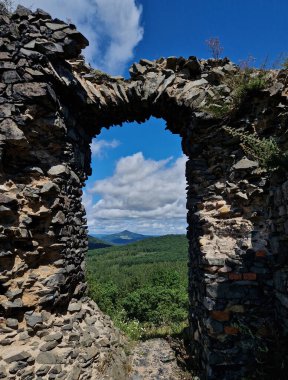 Sadece eski kalenin duvarlarını ve mahzenlerini onardım. Gönüllüler duvardaki taşları pekiştirdi ve ortaçağdaki duvar ustaları ve katedral inşaatçıları gibi eklemleri kireç havanıyla doldurdu.