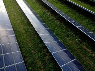 Yakut çekirdeği tarlasında fotovoltaik enerji santrali. Kimyasal teknoloji ürünleri ve yenilenebilir güneş enerjisinin silikon güneş panelleri yan yana dizildi. Manzaranın parçalanması ve parlak yüzeyler 