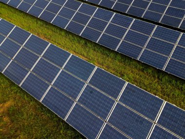 Yakut çekirdeği tarlasında fotovoltaik enerji santrali. Kimyasal teknoloji ürünleri ve yenilenebilir güneş enerjisinin silikon güneş panelleri yan yana dizildi. Manzaranın parçalanması ve parlak yüzeyler 