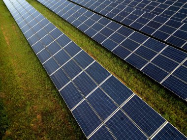 Yakut çekirdeği tarlasında fotovoltaik enerji santrali. Kimyasal teknoloji ürünleri ve yenilenebilir güneş enerjisinin silikon güneş panelleri yan yana dizildi. Manzaranın parçalanması ve parlak yüzeyler 