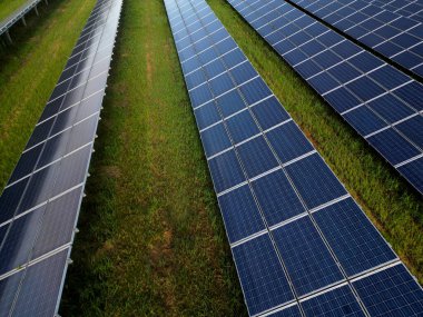 Yakut çekirdeği tarlasında fotovoltaik enerji santrali. Kimyasal teknoloji ürünleri ve yenilenebilir güneş enerjisinin silikon güneş panelleri yan yana dizildi. Manzaranın parçalanması ve parlak yüzeyler 