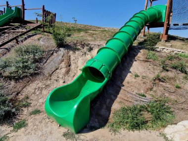 Ağın tepesine tırman ve fiberglastan yapılmış kaydırağın altına in. eğimli bir düzlemde duvara tırmanmak, lavanta, lavanta angustifolia