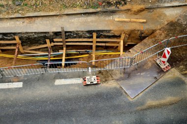 Su kaynaklarının tamiri, derin kazılarda gaz bağlantısı. Boru paslanmış ve ana su mührü var. Kazı duvarlarında işçinin dolgularına karşı delikler açmak. Tesisat!