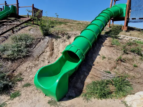 Ağın tepesine tırman ve fiberglastan yapılmış kaydırağın altına in. eğimli bir düzlemde duvara tırmanmak, lavanta, lavanta angustifolia