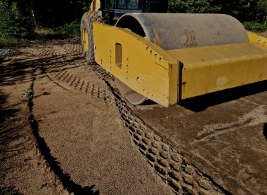 Oluşturmalı eklem, iyi bir manevra kabiliyeti ve yüzeyle kalıcı temas sağlar. Bu da yüksek kalitede sıkıştırma sağlar. Yol yüzeyinin hazırlanması