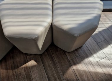 Bal peteği, deri döşeme gibi birbirine uyumlu, çok taraflı şekle sahip şeker şekilli koltuk. Girişteki otelde lobi bekleme odası.