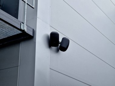 Endüstri salonu, deponun yüksek dirençli dik bir merdiveni var. Ağır galvanize çelik zemin ızgara ve parmaklıkların altında bile. Genişletilmiş metal, güvenlik merdivenleri, siyah, delinmiş