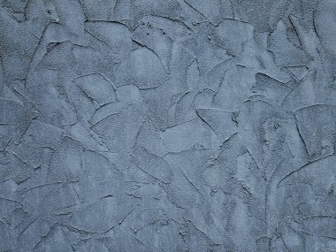 Görünür spatula darbeleriyle ön cephenin çimento perdesi duvardaki kasıtlı dokular gibi