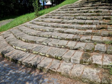 Villaya ya ya da kiliseye giden merdivenler. Kemere üç basamaklı resmi merdiven. Kumdan yapılmış bir bahçe yoluna bağlanmış dairesel granit. Barok kilisesi.