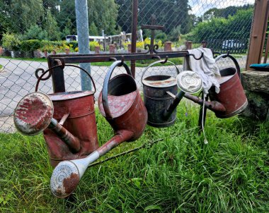 Taş granit merdiven, mezarlığın yanındaki su deposu. Plastik bir hortumla pınardan akan su mezarlığı sulamak için eski taş çeşmeyi, sonbahar ağacını, gövdeyi besler.