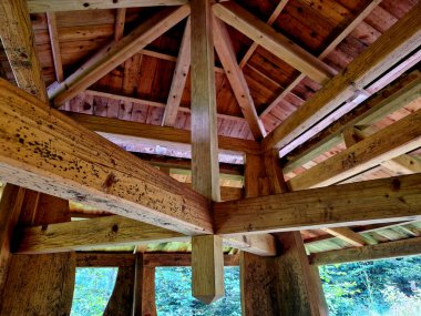 Pergola levha metalli teras, metal levhadan güçlü sütunlar. Tavan ahşap kaplı. Tavan aralığında kurşun ışık var. Göl kıyısında, evin yanında.