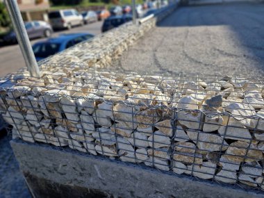 Kireçtaşı taşlarıyla kaplı Gabion sepetlerinin kenarları asfalt döşeme hazırlığı