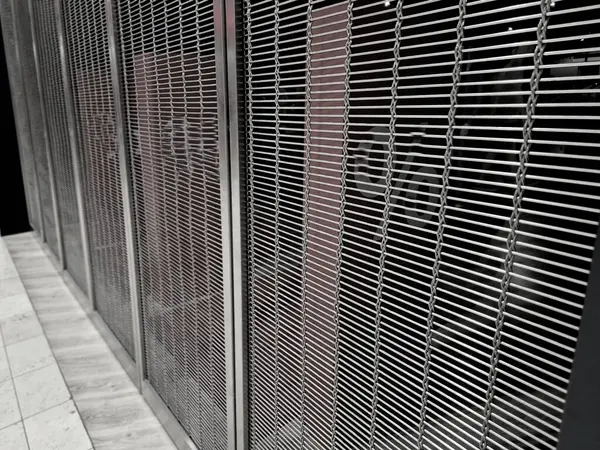 Yuvarlanan ızgaralı ince paslanmaz çelik dokusu mağazayı oyun salonunda soyulmaktan korur. Bu ince ağ yapısı sayesinde kimse bir şey itmeyecek.