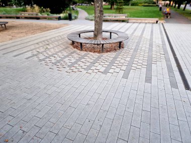  Şehirdeki gezinti güvertesine giden yol ağacın köklerinin altında asfaltlıdır. Eklemleri olan, yağmur yağdığında yüzey altında nefes alabilen ve ıslatabilen, geçirgen bir asfalt vardır.