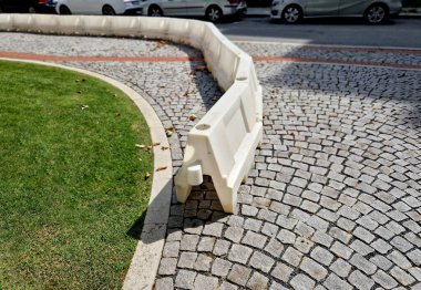 Plastik bariyer blokları yüklemek ve otoparktaki araçlara dayanıklı olmak için suyla doludur.