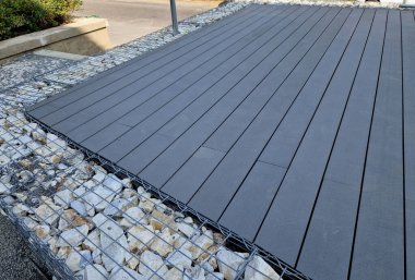 Kaldırımın altındaki düzeltilebilir hedef terasın çok basit ve hızlı bir şekilde kurulmasını sağlıyor. Üssün büyük çapı büyük bir istikrar sağlıyor, sepet, restoran.