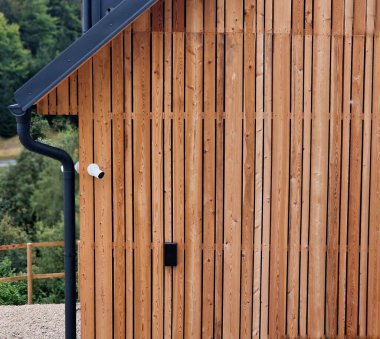 Duvarda modern bir kulübenin duvarı var. Her tarafta güvenlik kameraları var. Geniş açılı, dönen ve kararlı kameralar çevredeki tüm hırsızların kaydını tutuyor.